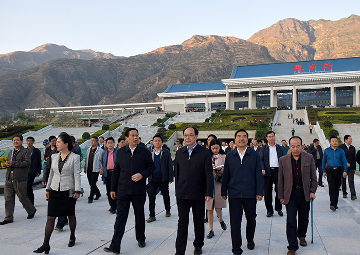 全國(guó)、省市政協(xié)委員體驗(yàn)蘭渝鐵路、視察階州廣場(chǎng)