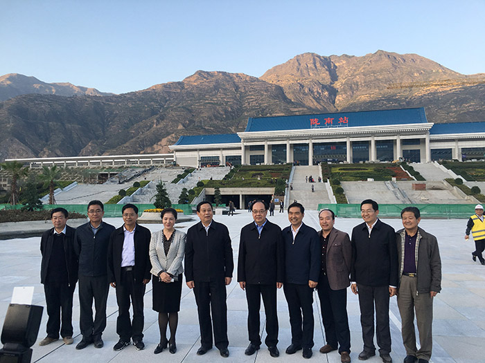 全國(guó)、省市政協(xié)委員體驗(yàn)蘭渝鐵路、視察階州廣場(chǎng)