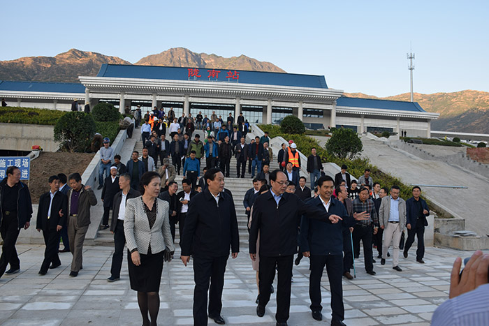 全國(guó)、省市政協(xié)委員體驗(yàn)蘭渝鐵路、視察階州廣場(chǎng)
