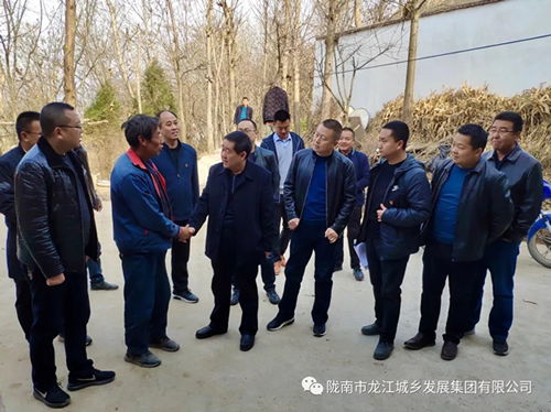 市龍江集團(tuán)在文縣橋頭鎮(zhèn)安子坡村開展“解難題、辦實(shí)事、送溫暖”活動