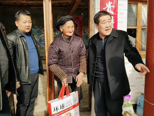 市龍江集團(tuán)在文縣橋頭鎮(zhèn)安子坡村開展“解難題、辦實(shí)事、送溫暖”活動