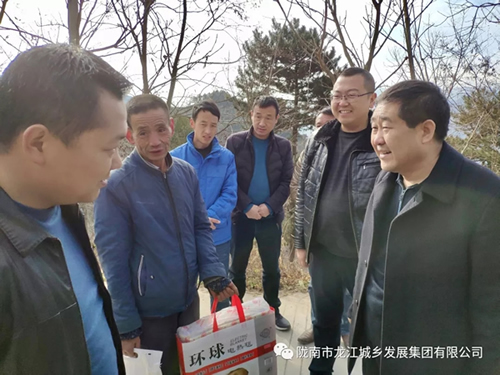 市龍江集團(tuán)在文縣橋頭鎮(zhèn)安子坡村開展“解難題、辦實(shí)事、送溫暖”活動