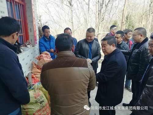 市龍江集團(tuán)在文縣橋頭鎮(zhèn)安子坡村開展“解難題、辦實(shí)事、送溫暖”活動