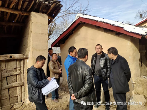 市龍江集團(tuán)在文縣橋頭鎮(zhèn)安子坡村開展“解難題、辦實(shí)事、送溫暖”活動