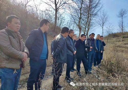 市龍江集團(tuán)在文縣橋頭鎮(zhèn)安子坡村開展“解難題、辦實(shí)事、送溫暖”活動