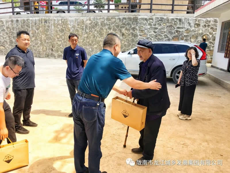 “感黨恩、憶黨史”，--市龍江城鄉(xiāng)發(fā)展集團公司開展慶祝建黨99周年主題黨日活動